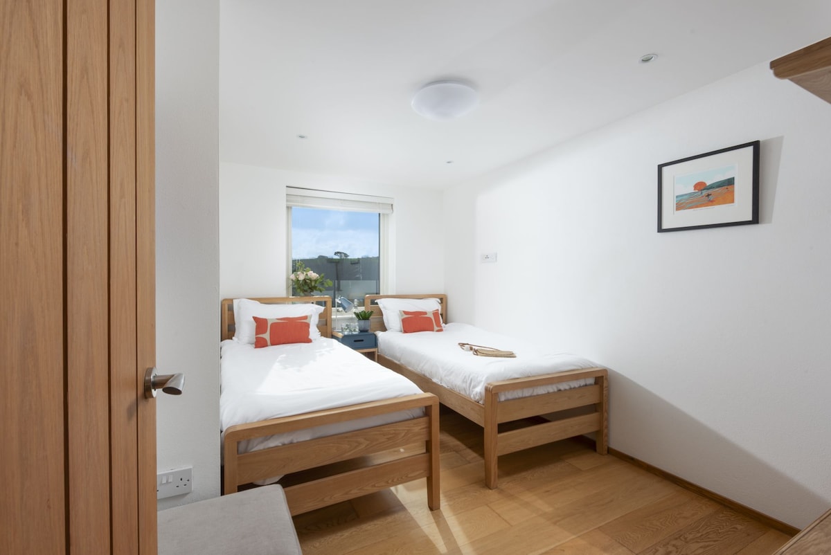 Twin Bedroom with beautiful views - Treheyl