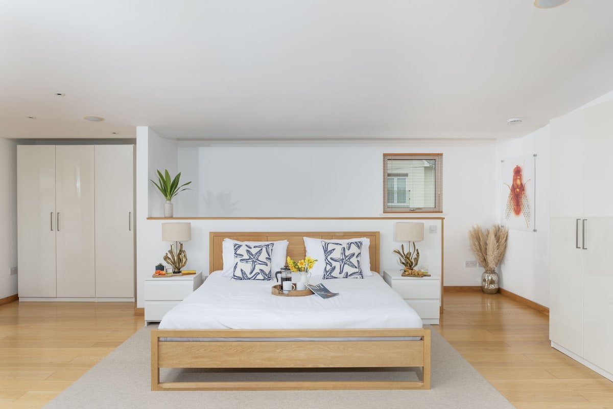 Super king sized bed, built in wardrobe and bedside tables with lamps - Treheyl