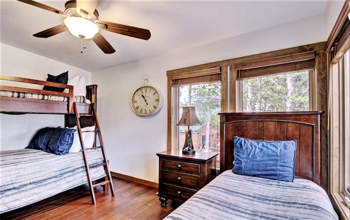 Veľká poschodová izba na poschodí s dostatkom miesta pre 4 osoby.