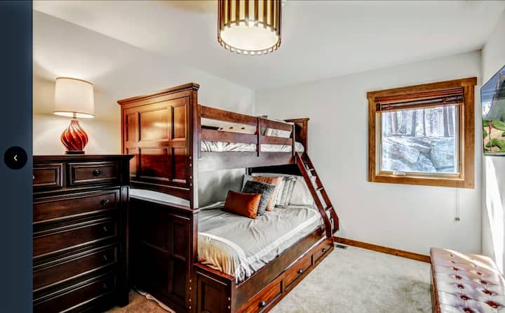 Na prízemí je poschodová izba s oddelenými posteľami, oddelenými lôžkami a televízorom.