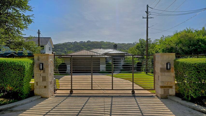 Football Fave – Waterfront, Private Mini Beach! gallery image 3