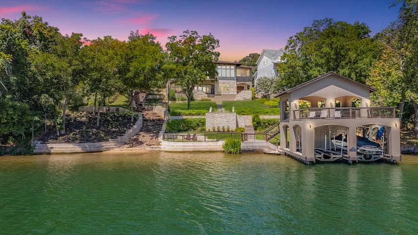 Lakefront Holiday Retreat with Private Mini Beach!