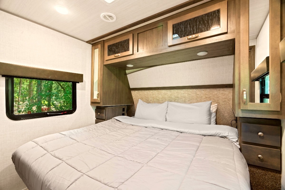 The Moto Ranch at Croom度假租赁MX房车拖车。一间卧室，有1间全功能卫生间，可睡3张加大双人床，位于床下，顶部橱柜