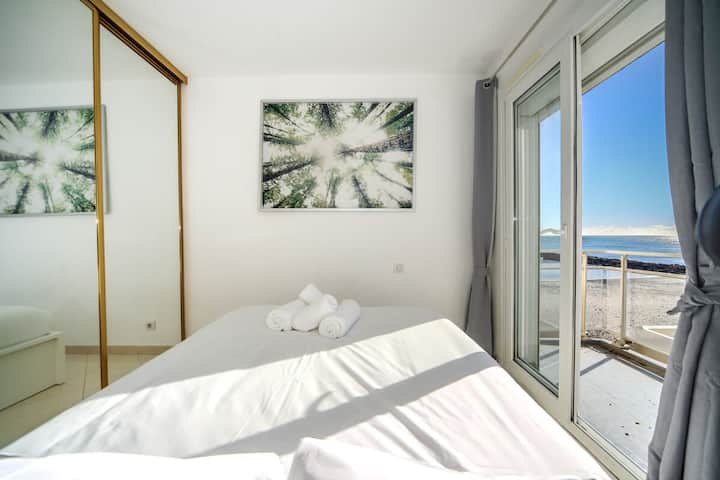Chambre avec lit double et vue mer