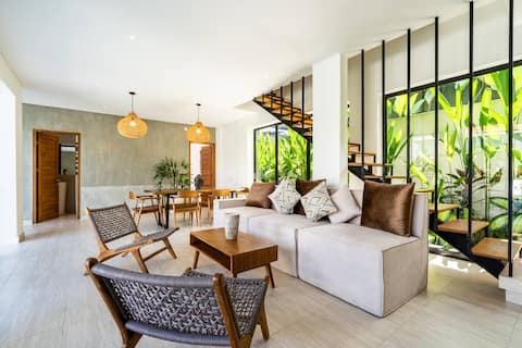 Modern Retreat Villa with Balcony & Sun Loungers