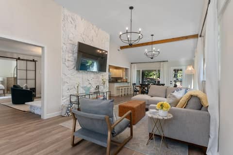 20 Guest, Lakefront Retreat, Hot Tub, Jet Ski Rent