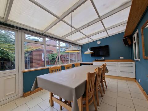 Spacious 6-bedroom house - 12 min from Gatwick