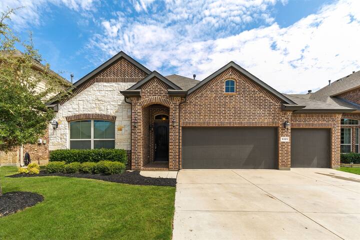 TCH – Spacious 5bd/3ba in Fort Worth w/ Workspace