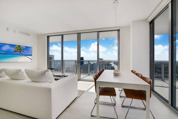 Luxury Corner Apartment in Hollywood Beach gallery image 2