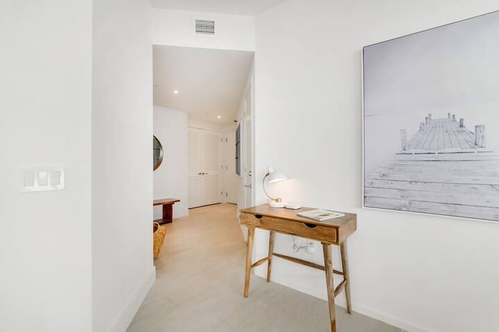 Luxury Corner Apartment in Hollywood Beach gallery image 5