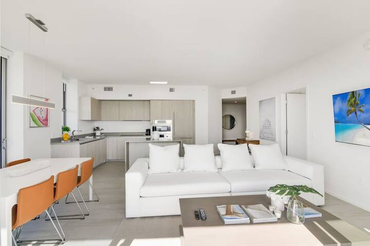 Luxury Corner Apartment in Hollywood Beach gallery image 4