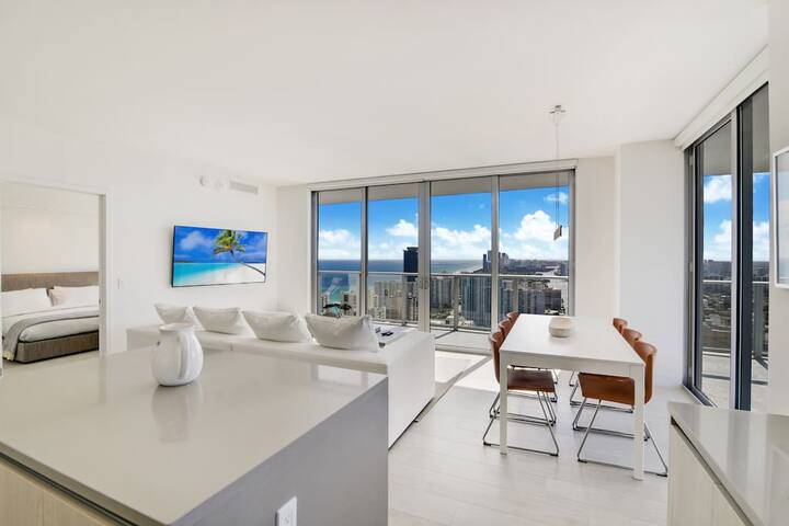 Luxury Corner Apartment in Hollywood Beach gallery image 3