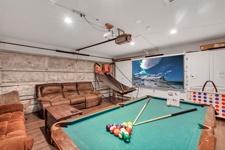 تم تحويل المرآب إلى سرير/ألعاب/غرفة أفلام (غرفة النوم السادسة). كاملة مع طاولة بلياردو ، اتصال عملاق 4 وجينغا ، أريكتان متكئتان ، لعبة كرة سلة مزدوجة ، شاشة 7بوصة مع جهاز عرض مع جهاز إطفاء أمازون (Amazon Prime ، Disney +، Netflix والمزيد). وهو معزول ويحتوي على وحدة تدفئة وتهوية وتكييف هواء صغيرة.