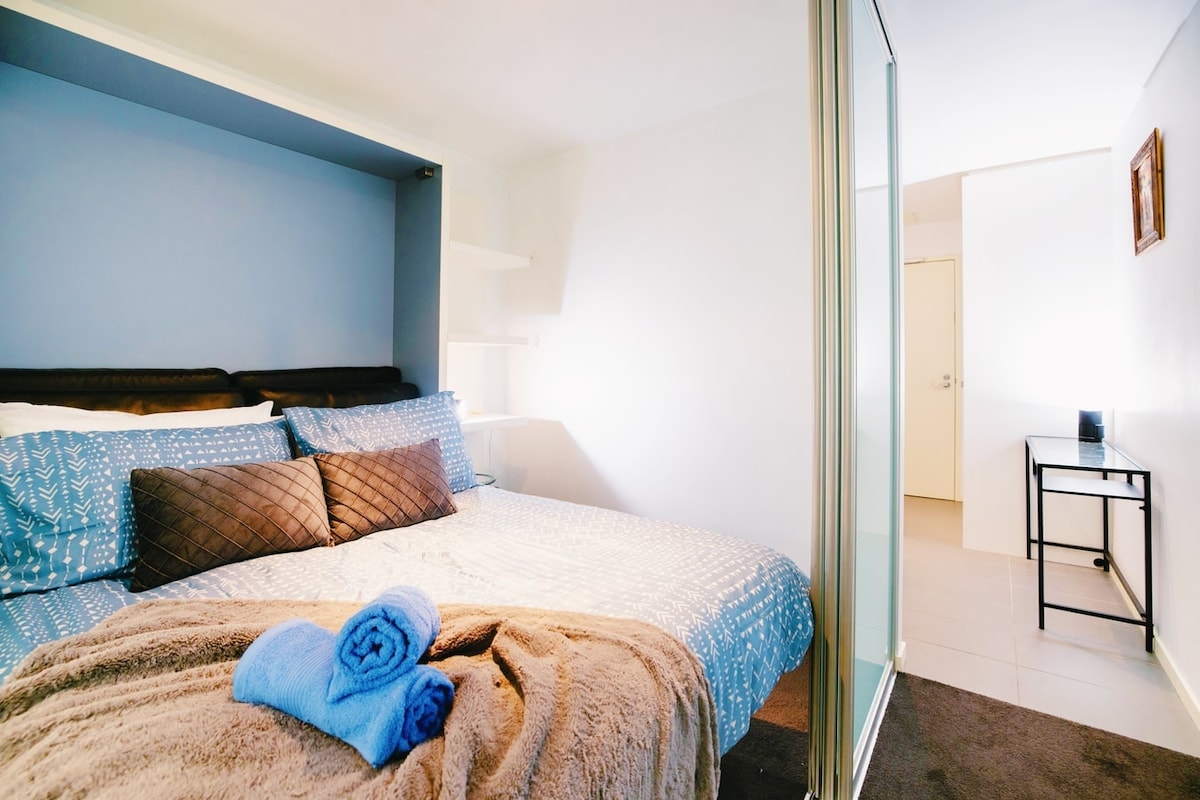 温馨放松的卧室（双人床） 