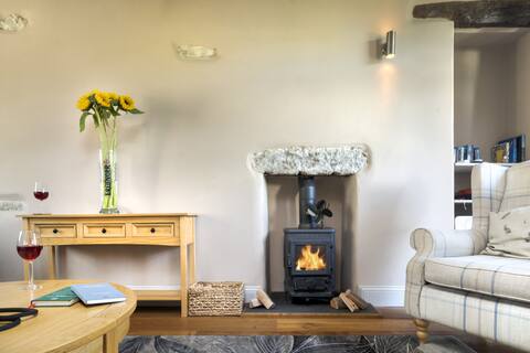 Spacious Lakeland Cottage nr Cartmel, Dog Friendly