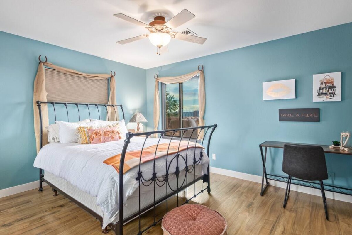 Dormitorio de invitados con cama tamaño queen y escritorio.