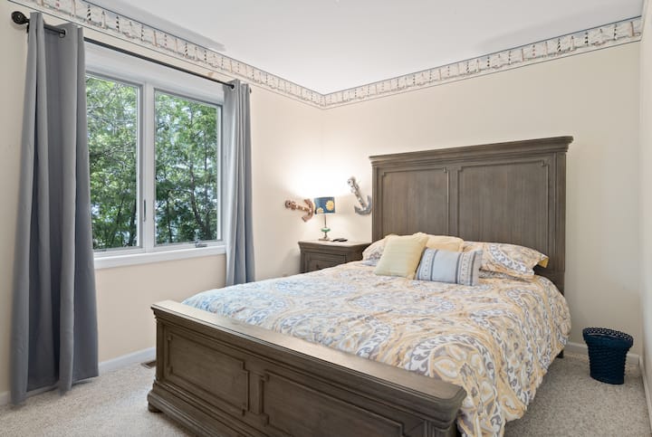 Një dhomë tjetër gjumi në katin e sipërm me krevat dopio "queen"