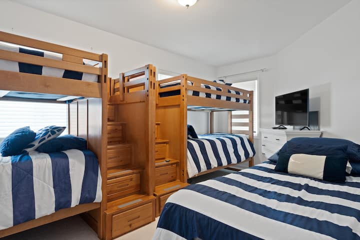 Dhomë fjetjeje me 2 krevate dopio dhe 1 krevat tek