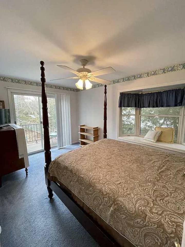 Dhomë gjumi në katin e sipërm me krevat dopio "queen" dhe ballkon më vete