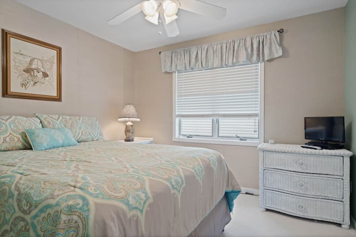 Dhomë gjumi dopio "queen" në katin e sipërm me televizor kabllor!