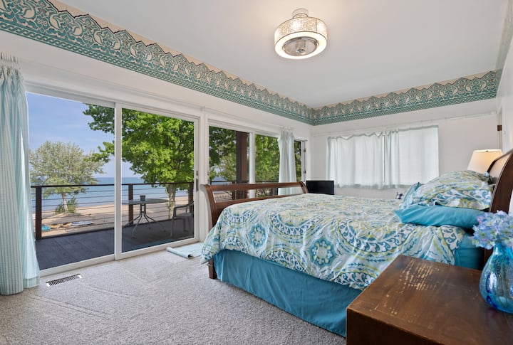 Dhomë gjumi kryesore me pamje të pabesueshme dhe ballkon me pamje nga liqeni!