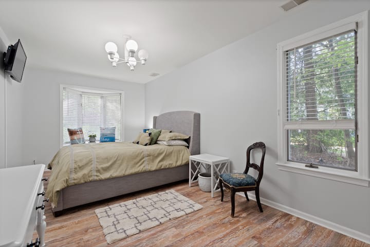 Dhomë gjumi në katin kryesor me krevat dopio "queen" dhe televizor kabllor