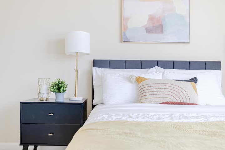 ห้องนอนชั้นหลัก 2 (ควีนไซส์ - นอนได้ 2 คน)

ตะลอนเที่ยวโรงแรมอย่างผ้าปูไมโครไฟเบอร์ในห้องนอนที่เย็นสบายและเงียบสงบมีหมอนให้เลือกหลายใบที่ชาร์จได้ง่ายพร้อมหลายพอร์ตสำหรับอุปกรณ์ทุกชิ้นของคุณชั้นวางกระเป๋าเดินทางและตู้เสื้อผ้าพร้อมไม้แขวนเสื้อตะขอหลายอันเพื่อการจัดเก็บที่สะดวกสบาย