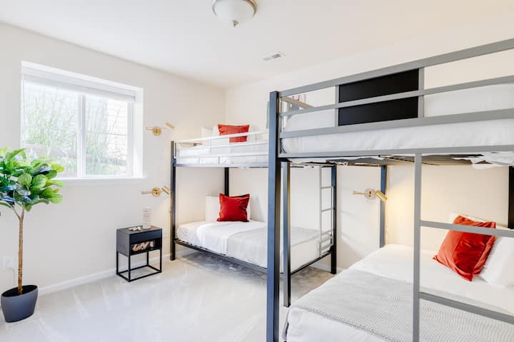 ห้องนอนชั้นล่าง 5 - (เตียงแฝดสองเตียง - นอนได้ 4 คน)

ห้องสองชั้น! มีหมอนผ้าห่มผ้าปูที่นอนไม้แขวนเสื้อและชั้นวางกระเป๋าเดินทางให้ในตู้เสื้อผ้ามีไฟอ่านหนังสือ/ไฟกลางคืนให้ผู้เข้าพัก 4 คน เตียงเหมาะสำหรับผู้ใหญ่และเด็กแต่ผู้ใหญ่มักจะชอบเตียงสองชั้นด้านล่างมากกว่า:)