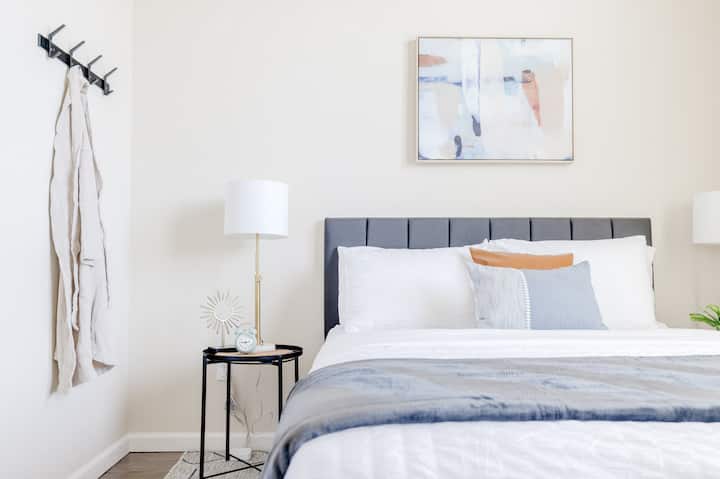 ห้องนอนชั้นหลัก 3 (ควีนไซส์ - นอนได้ 2 คน)

สัมผัสความประทับใจจากนักออกแบบและโรงแรมเช่นผ้าปูไมโครไฟเบอร์มีหมอนให้เลือกหลายแบบที่ชาร์จได้ง่ายพร้อมหลายพอร์ตเพดานสูงพิเศษแสงธรรมชาติพัดลมเพดาน