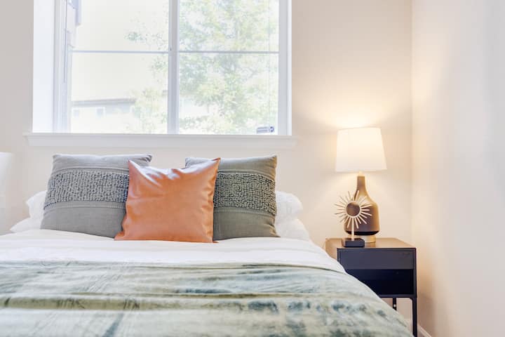 ห้องนอนชั้นล่าง 4 (ควีนไซส์ - นอนได้ 2 คน)

ชอบมากถ้าชั้นใต้ดินไม่มีค่าธรรมเนียมเหมือนชั้นใต้ดิน! เพดานสูงผ้าปูที่นอนสีขาวสะอาดกรอบและห้องเย็นสบายคลุมด้วยพอร์ตชาร์จสำหรับอุปกรณ์ทั้งหมดของคุณตะขอสำหรับที่เก็บของชั้นวางกระเป๋าเดินทางหมอนเสริมผ้าห่มขนสัตว์และไม้แขวนเสื้อในตู้เสื้อผ้า