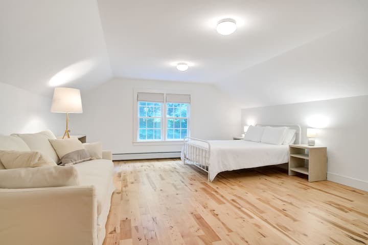 მესამე საძინებელი კეთილმოწყობილი სააბაზანოთი