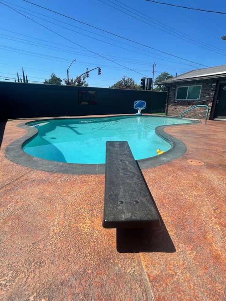 King Suite: 4 bed 3 bath, pool/spa & game room