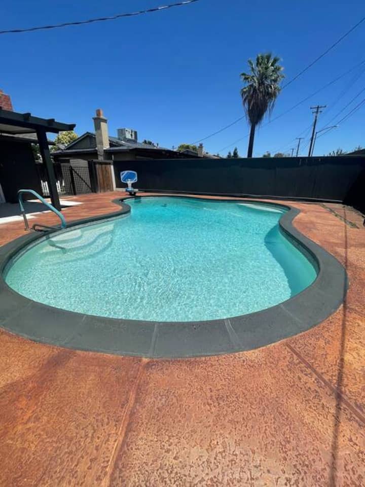 King Suite: 4 bed 3 bath, pool/spa & game room