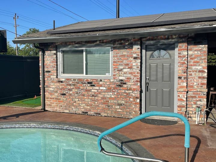King Suite: 4 bed 3 bath, pool/spa & game room