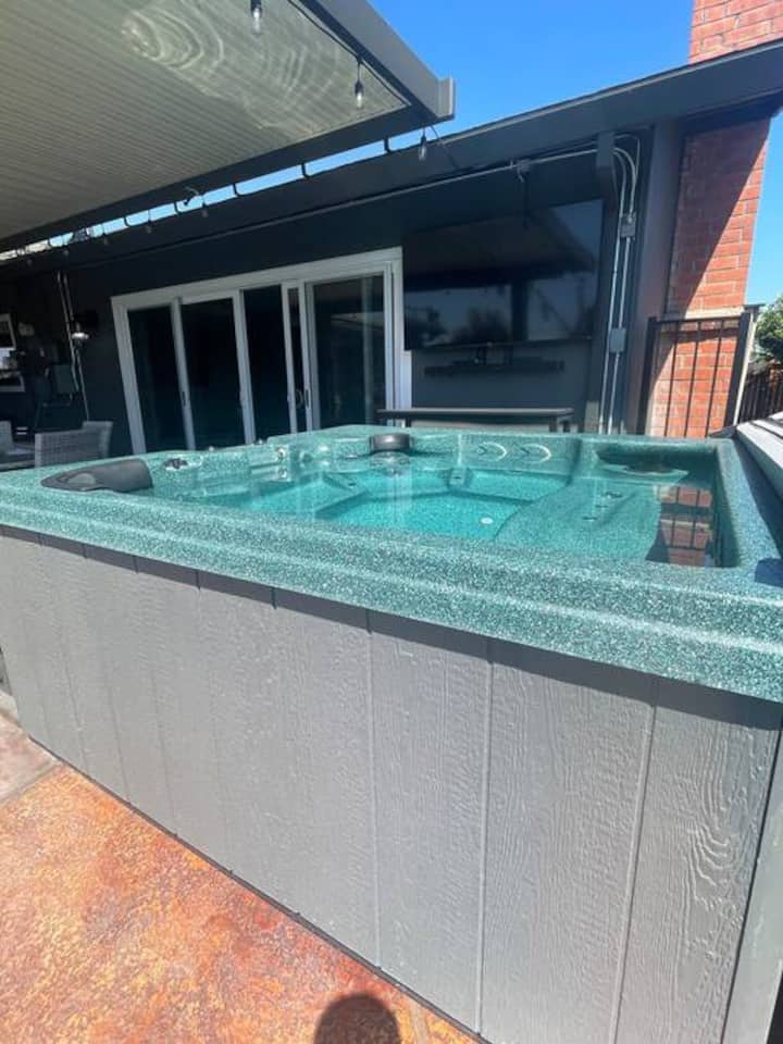 King Suite: 4 bed 3 bath, pool/spa & game room
