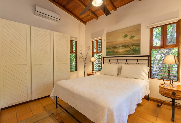 חדר שינה שני עם מיטת קווין סייז