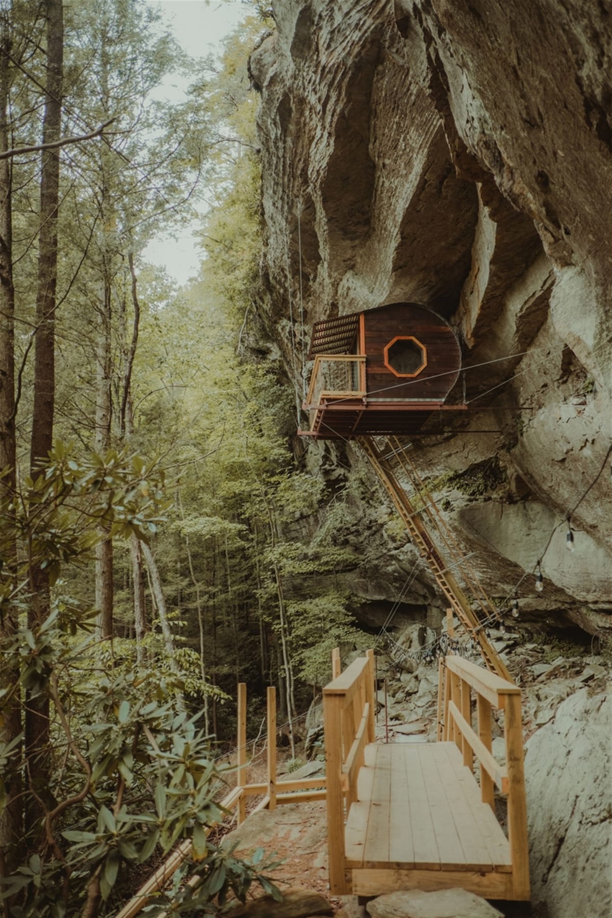 Grey Dreamer **Our Newest Cliffsuspended House!!** Treehouses for