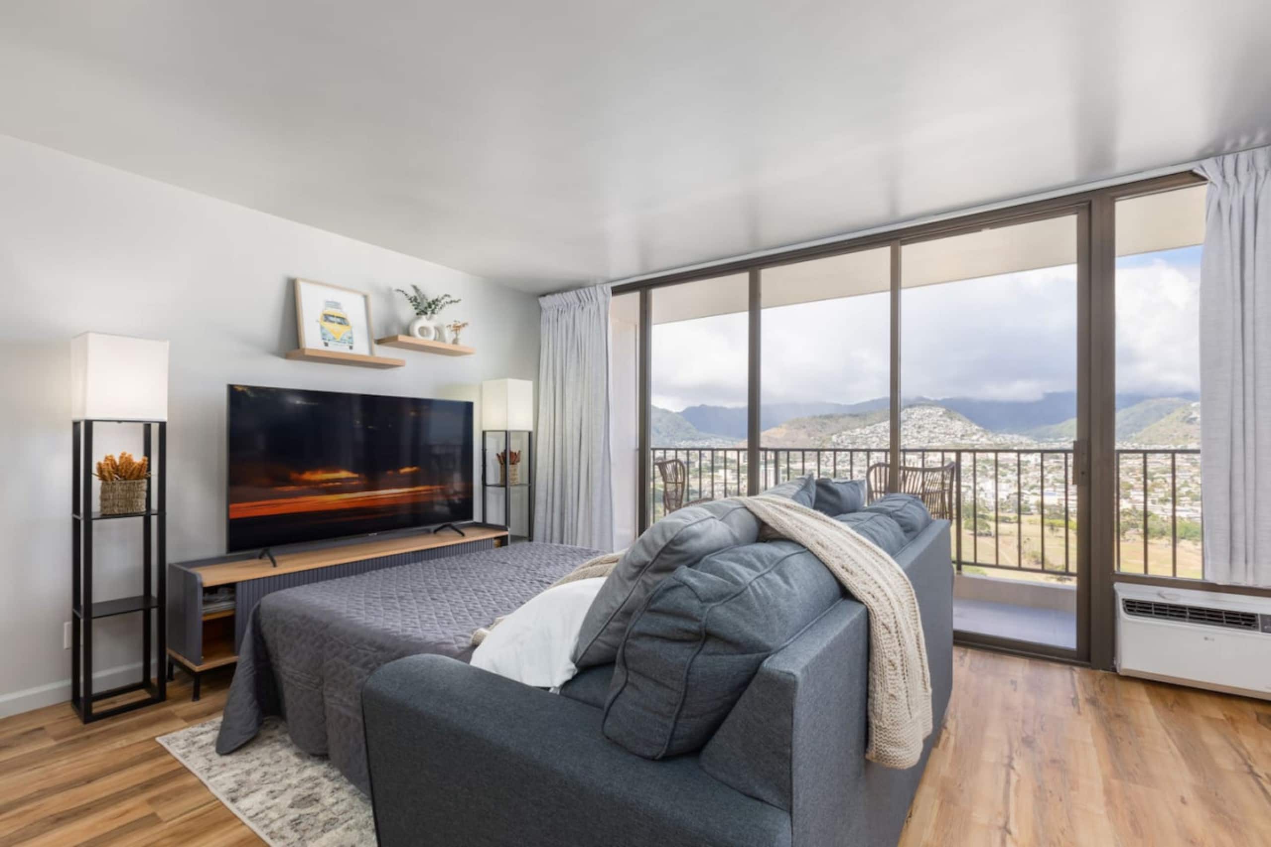 Condo in Honolulu · ★4.88 · 1 bedroom · 2 beds · 1 private bath - Image 18