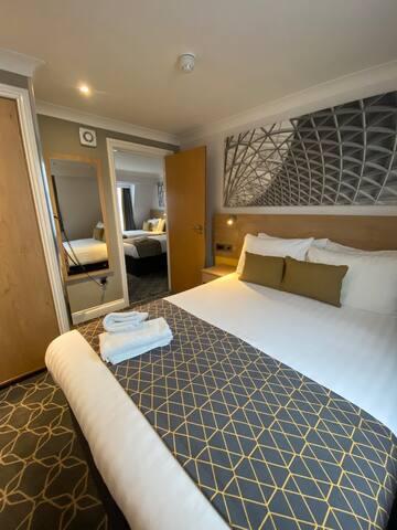 Two Bedroom Suite – St Pancras Hotel Group gallery image 3