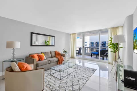 Top Airbnb: Bayview Balcony | Pool, Hot Tub & Gym | StayCozy in Omni/Pac