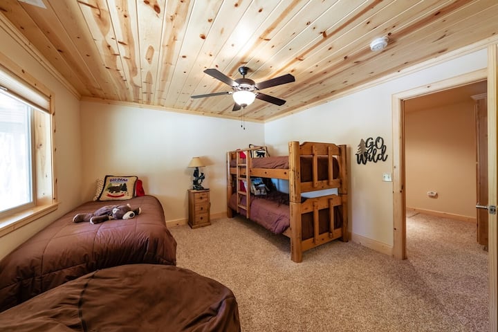 Dhoma e gjumit 3 është e bollshme dhe një vend i përkryer për fëmijët. Flenë 3.