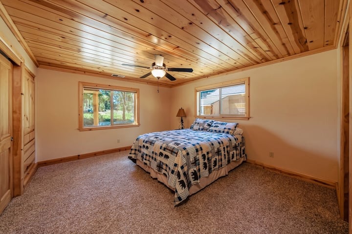 Dhoma e gjumit 2 ka një krevat dopio "queen".