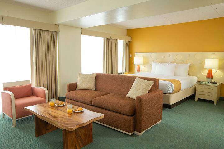 Great Find! 4 Suites Near Diamond Head! Parking! gallery image 2