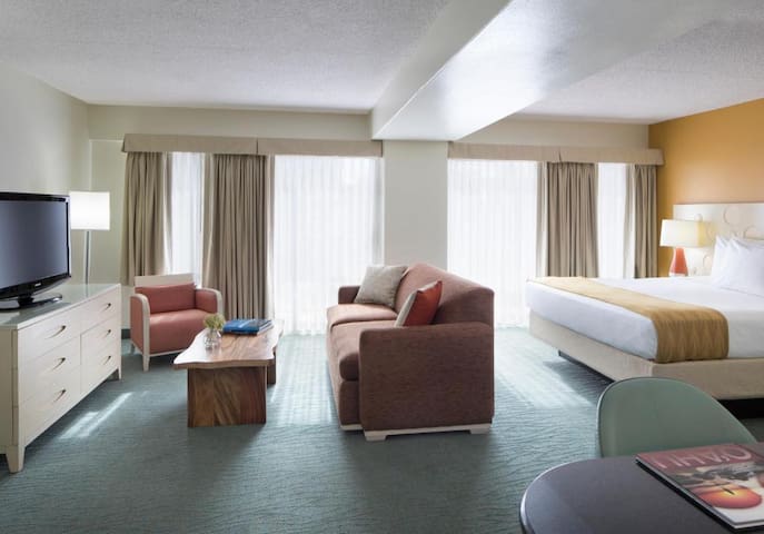 Great Find! 4 Suites Near Diamond Head! Parking!