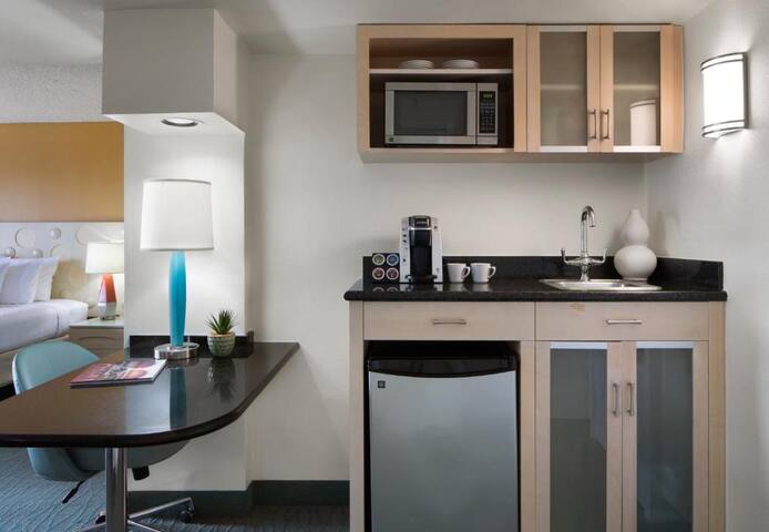 Great Find! 4 Suites Near Diamond Head! Parking! gallery image 3