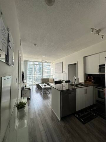 3BR+2Bath beside ScotiaBank Arena & Union STN! gallery image 2