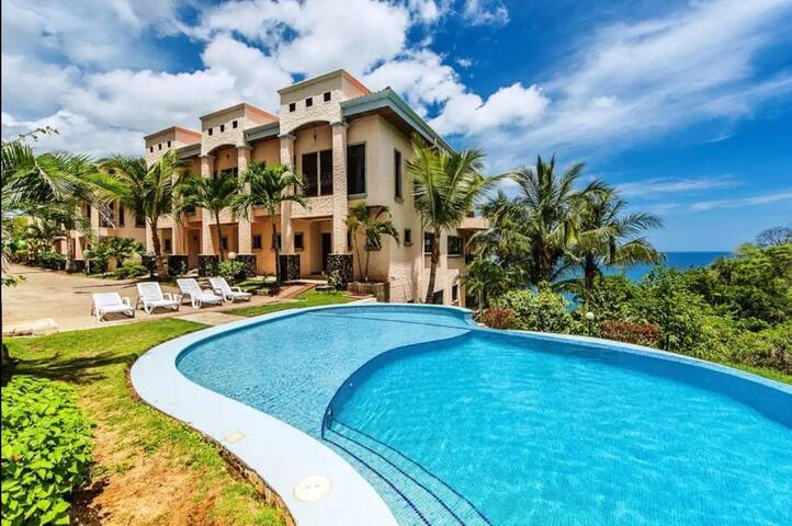 Entire home with 3 bedrooms in Potrero-Flamingo - Ocean-Views, Infinity Pools & Private Veranda