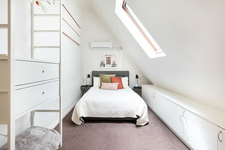 Esta cama es más que solo un mueble; es un capullo de comodidad y tranquilidad.