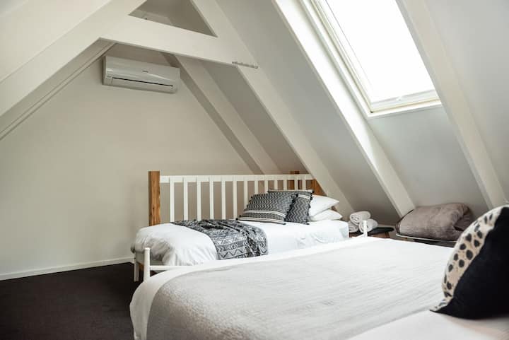 Te damos la bienvenida a nuestro dormitorio que cuenta con cama tamaño queen y cama individual. 