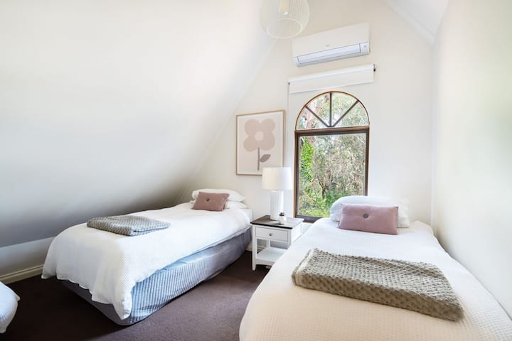 Dormitorio con 3 camas individuales.